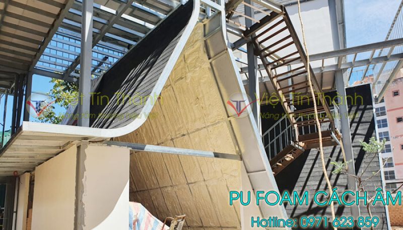 Phun pu foam cách âm homestay
